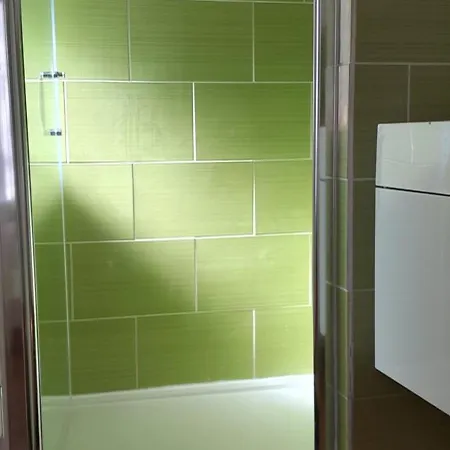F2 4 Personnes 300 M Apartman
