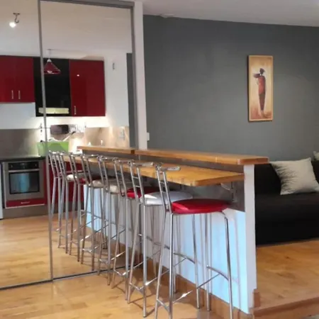 F2 4 Personnes 300 M Apartman *